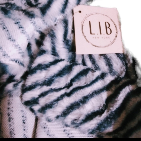 LIB Faux Fur Poncho NWT - Picture 2 of 4
